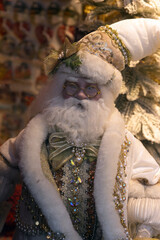 Weihnachtsmann Puppe in pr&auml;chtigen gr&uuml;n wei&szlig; goldenem  Gewand mit Pl&uuml;schrand.