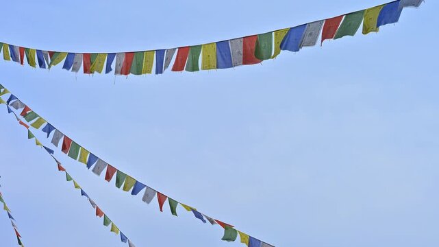 Bunte Gebetsfahnen an einer Leine, Wiesent, Deutschland, Europa