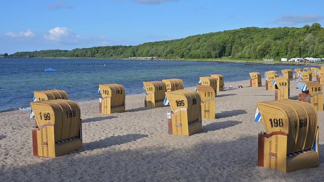 Strandk&ouml;rbe an einem sandigen Strand, das Meer im Hintergrund, sonniger Tag, Kieler F&ouml;rde, Schleswig-Holstein, Deutschland, Europa 