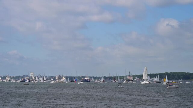 Segelboote und Yachten auf ruhigem Wasser mit bewaldeter K&uuml;stenlinie und bew&ouml;lktem Himmel, Windjammer Parade Kiel 2025, Heikendorf, Kreis Pl&ouml;n, Kieler F&ouml;rde, Schleswig-Holstein, Deutschland, Europa 