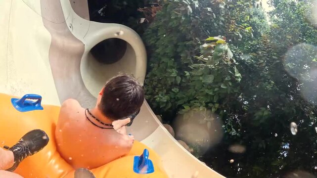 hombre deslisandose en un tobogan de agua 