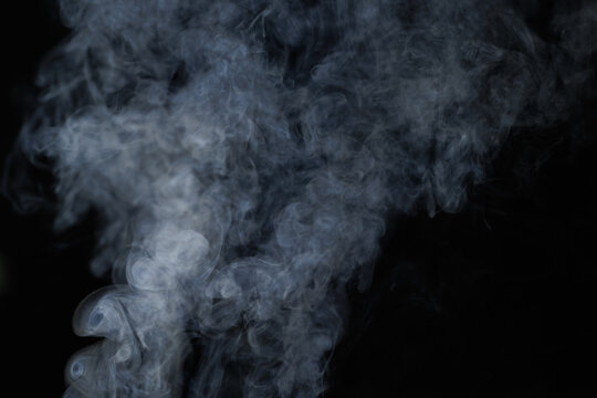 vista dettagliata fumo illuminato su sfondo nero