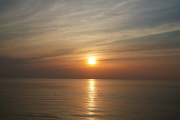 黄金色に染まる水平線のサンセット風景