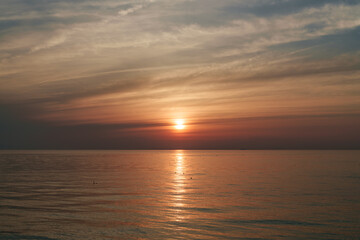 黄金色に染まる水平線のサンセット風景