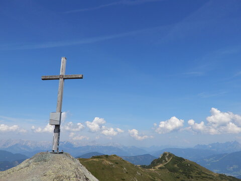 das Gipfekreuz am Saukarkopf 2014m und rechts hinten das Grie&szlig;enkareck 1991m