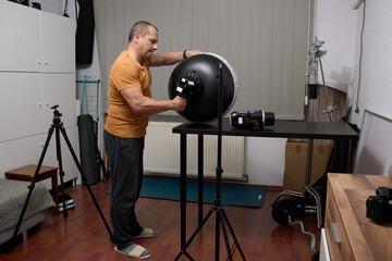 Obraz premium Photographer sets up studio lighting