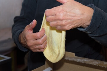 Person beim Formen eines Bauernkrapfen