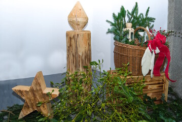 Rustikale Weihnachtsdekoration im Freien