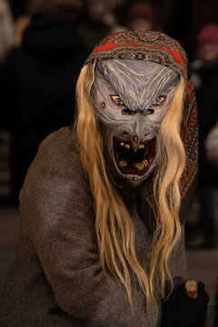 Hexe beim Perchtenlauf in der Adventzeit in &Ouml;sterreich - sie soll die b&ouml;sen Geister vertreiben und Segen f&uuml;r das neue Jahr bringen