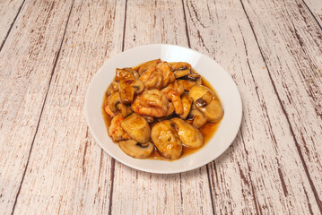 Shrimp and pork chop suey with egg noodles, onion, green bell pepper, and oyster sauce, traditionally presented in a deep ceramic bowl