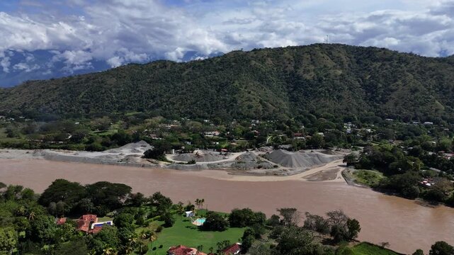 Video A&eacute;reo realizado con drone, en la cuenca del R&iacute;o Cauca, cerca al municipio de Santa Fe de Antioquia