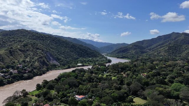 Video A&eacute;reo realizado con drone, en la cuenca del R&iacute;o Cauca, cerca al municipio de Santa Fe de Antioquia