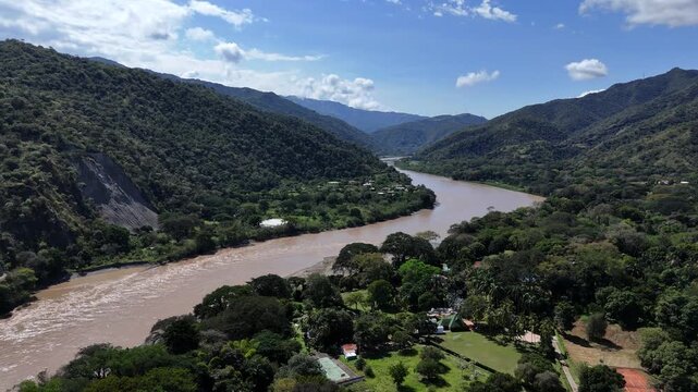 Video A&eacute;reo realizado con drone, en la cuenca del R&iacute;o Cauca, cerca al municipio de Santa Fe de Antioquia
