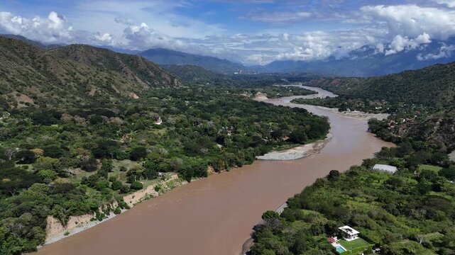 Video A&eacute;reo realizado con drone, en la cuenca del R&iacute;o Cauca, cerca al municipio de Santa Fe de Antioquia
