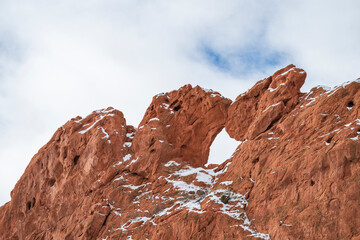 Fototapeta premium Kissing Camels red rock formation dusted with snow at Garden of the Gods Park in Colorado Springs, CO.