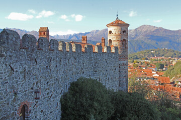 torre e mura del castello di Pavonedominano la piana di Ivrea