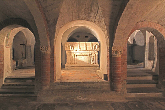 la cripta a due livelli del Duomo di Ivrea