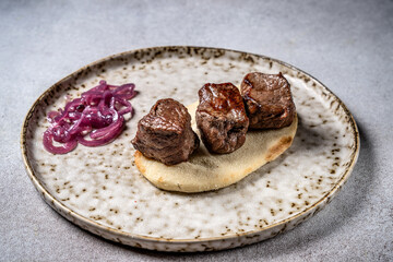 Grilled beef cubes with pickled onion