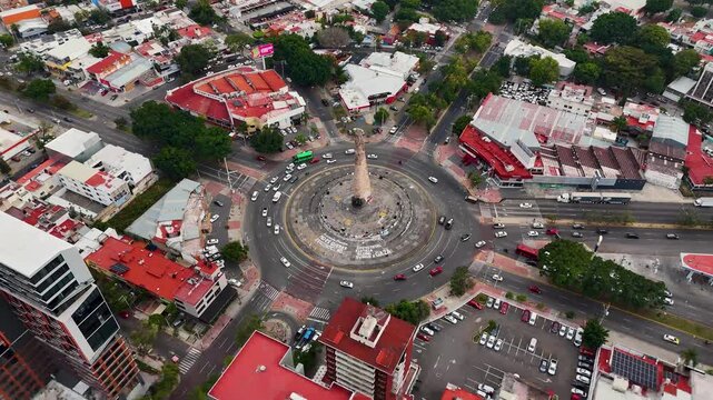 glorieta con trafico de vehiculos en Guadalajara