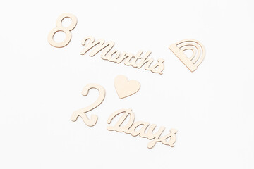 木製パーツが描く八ヶ月二日を示す可愛い配置写真