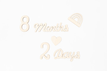 木製パーツが描く八ヶ月二日を示す可愛い配置写真