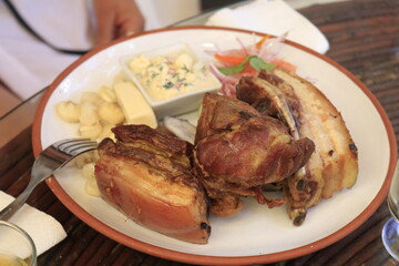 chicharrón con mote, comida típica ayacuchana
