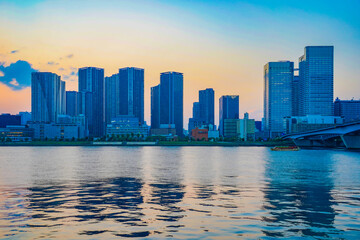 水面に映る高層ビル群
