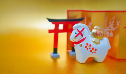 午の置物と鳥居の飾り