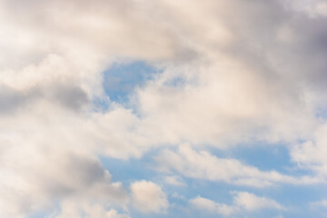 初冬の空　青空とフワフワの雲のアップ104