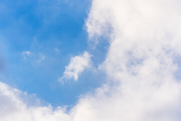 初冬の空　青空とフワフワの雲のアップ102
