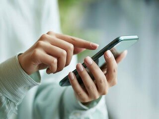 スマホを操作する女性の手元　A close-up of a woman's hands operating a smartphone　Generative AI