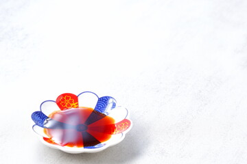 お醤油を注いだ、和風の小皿
