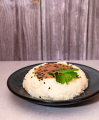 Imagen vertical de un pure de papa con salsa en medio