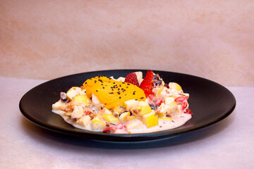 Plato de ensalada de frutas dulces con crema para navidad