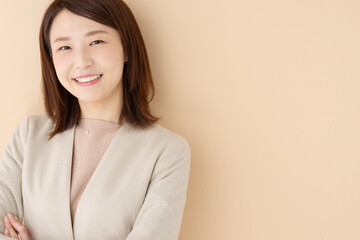 ビジネス　女性　ベージュ