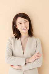 ビジネス　女性　ベージュ