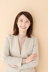 ビジネス　女性　ベージュ