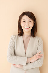 ビジネス　女性　ベージュ
