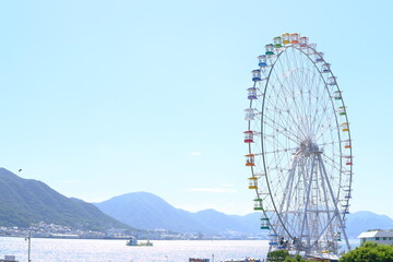 海辺に立つ巨大な虹色の観覧車