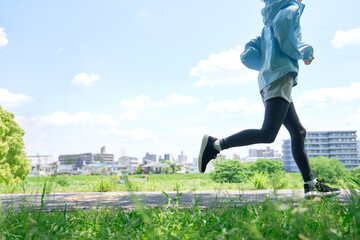 屋外でランニングする40代女性　顔無し