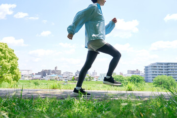 屋外でウォーキングする40代女性　顔無し