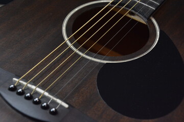 Obraz premium A close-up image of guitar strings against a black background