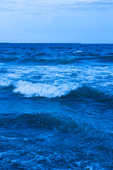 青空と冷たそうな真っ青な海