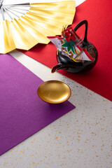 お屠蘇と扇と和風の敷物のイメージ　