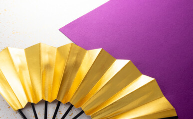 金色の扇子と和風の敷物のイメージ