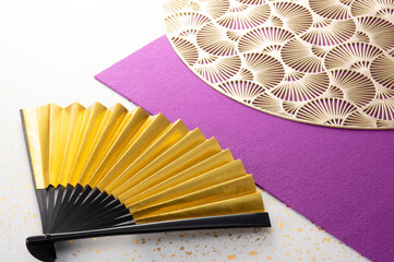 金色の扇子と和風の敷物のイメージ