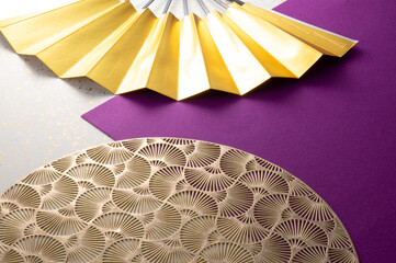 金色の扇子と和風の敷物のイメージ