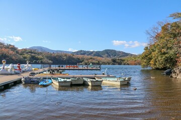 伊豆 一碧湖の秋。大池、ボート乗り場。