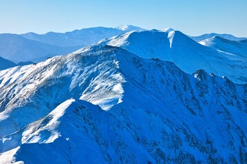 冠雪の谷川連峰の稜線