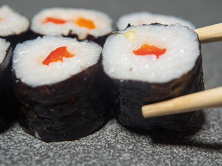 Paprika Hosomaki: Delicious Sushi Roll with Vibrant Filling